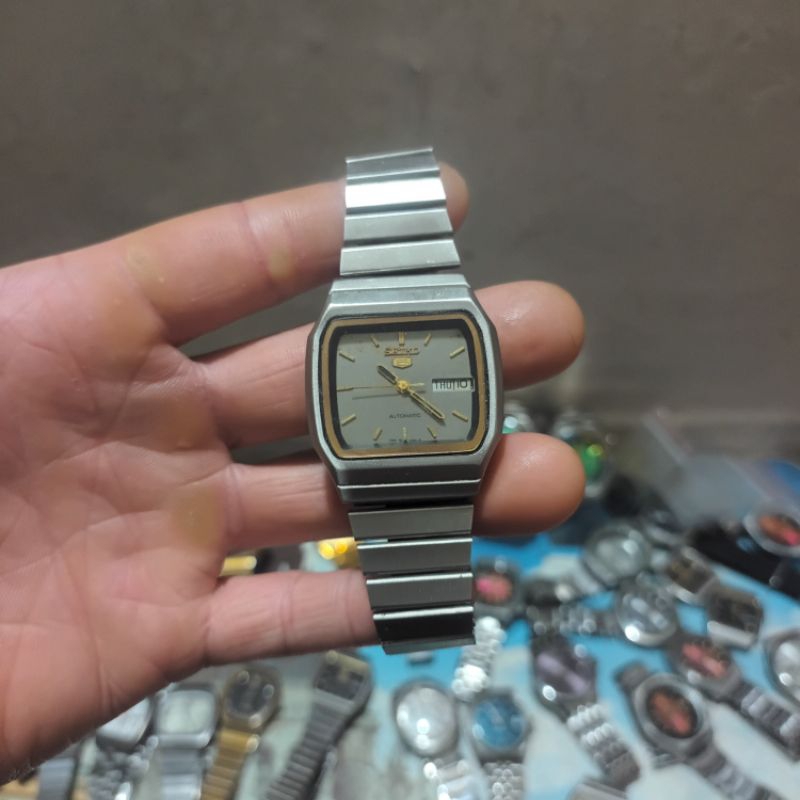 Đồng hồ Seiko 5 tivi thủy vàng xám ghi automatic zin cổ xưa