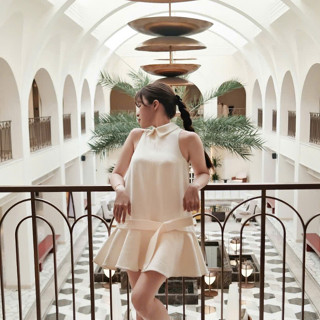 [COLIN CLOTHING] Đầm ngắn sát nách nữ lai diễu chỉ cổ bẻ tùng xòe