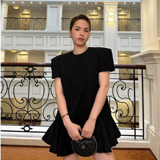 [COLIN CLOTHING] Đầm ngắn nữ phối cầu vai tà loe hông tùng xòe