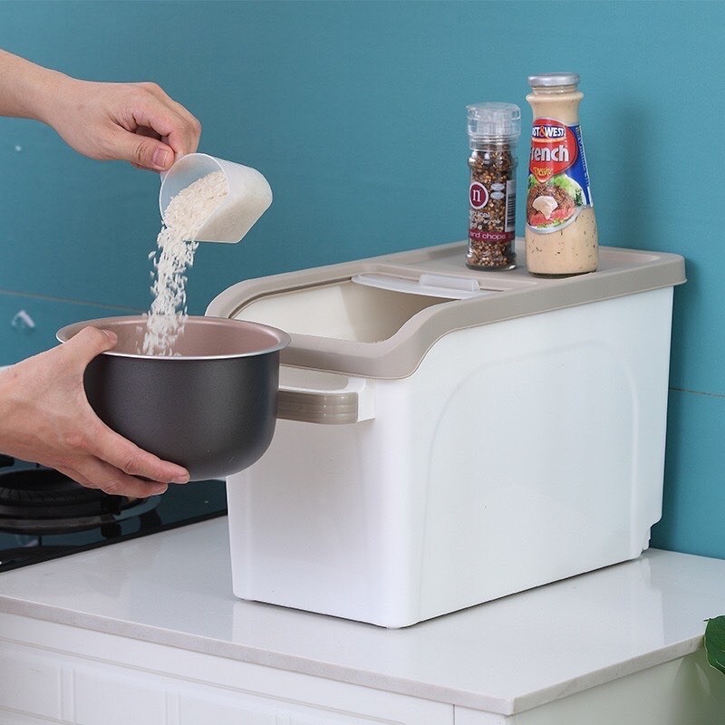 Thùng đựng 10kg, 12kg thiết kế nắp kéo thông minh chống bụi, chống ẩm mốc, côn trùng kèm cốc đong gạo chia vạch