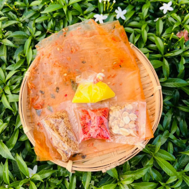 Bánh tráng đỏ bơ tứ vị, bánh tráng dẻo tôm bơ béo, ruốc sấy, hành phi, đậu phộng