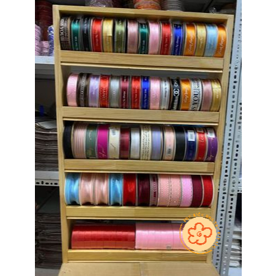 Kệ bày ruy băng treo tường chất liệu gỗ thông chông mối mọt kệ gỗ treo ruy băng cao cấp có thanh gạt