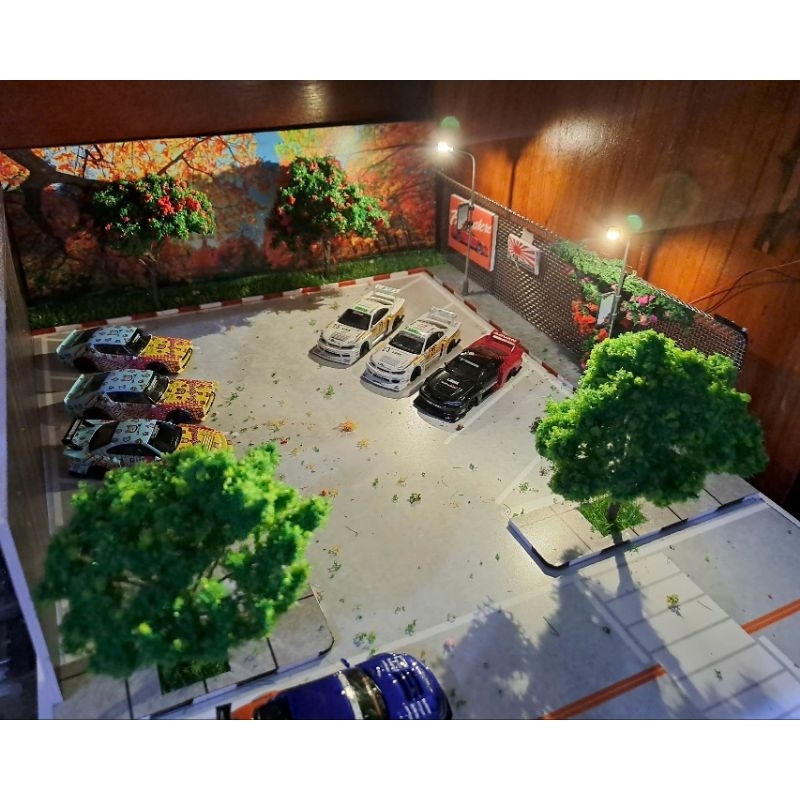 Diorama 1:64 - bãi đỗ xe 2 vách gỗ (cây giao ngẫu nhiên)