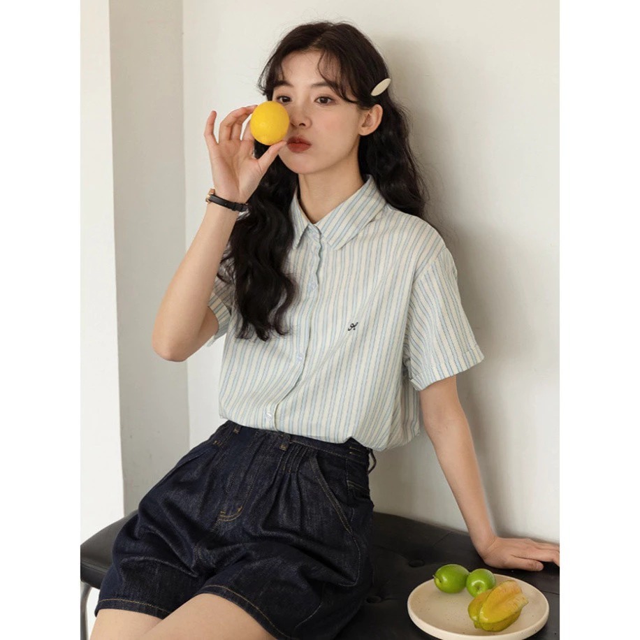 Áo Sơ Mi Kẻ Nữ Ngắn Tay Thêu Nơ Dáng Lửng Form Rộng Trẻ Trung Chất Liệu Thô Kẻ Mềm Mát - Ceci.studio