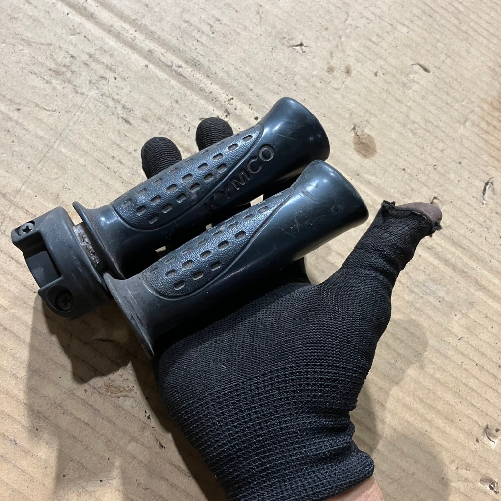 đôi tay nắm kèm tay ga ống ga kymco candy hi /life (hàng zin tháo xe )