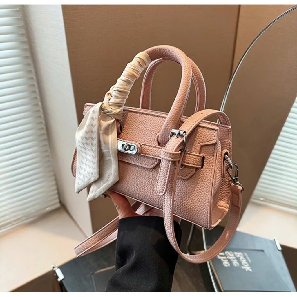 Túi xách nữ túi cầm tay đeo chéo da sần hạt gạo size 22cm kèm khăn lụa thời trang cao cấp - HT106 | BigBuy360 - bigbuy360.vn