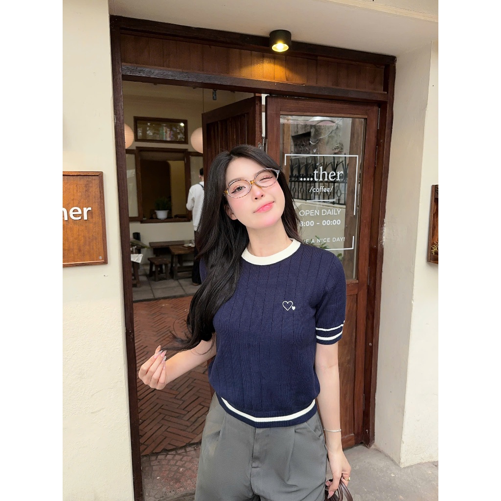 Áo len lông thỏ cộc tay mùa hè cổ tròn phối viền đỏ kẻ sọc hình thêu trái tim ALC07 thiết kế DELIZ | BigBuy360 - bigbuy360.vn