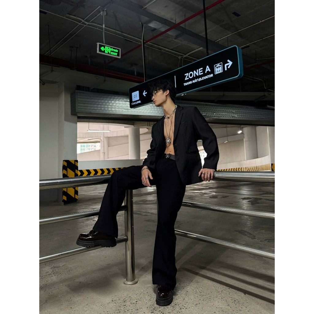 LOE BLACK FLARED JEANS WASH VER 1 - Quần jeans ống loe wash Whose Studio 1838 | BigBuy360 - bigbuy360.vn