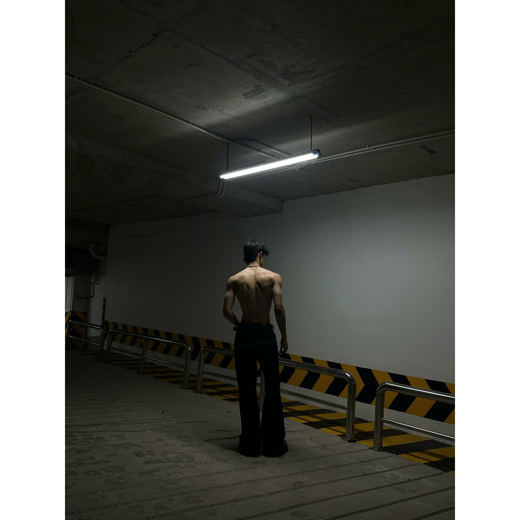 LOE BLACK FLARED JEANS WASH VER 1 - Quần jeans ống loe wash Whose Studio 1838 | BigBuy360 - bigbuy360.vn