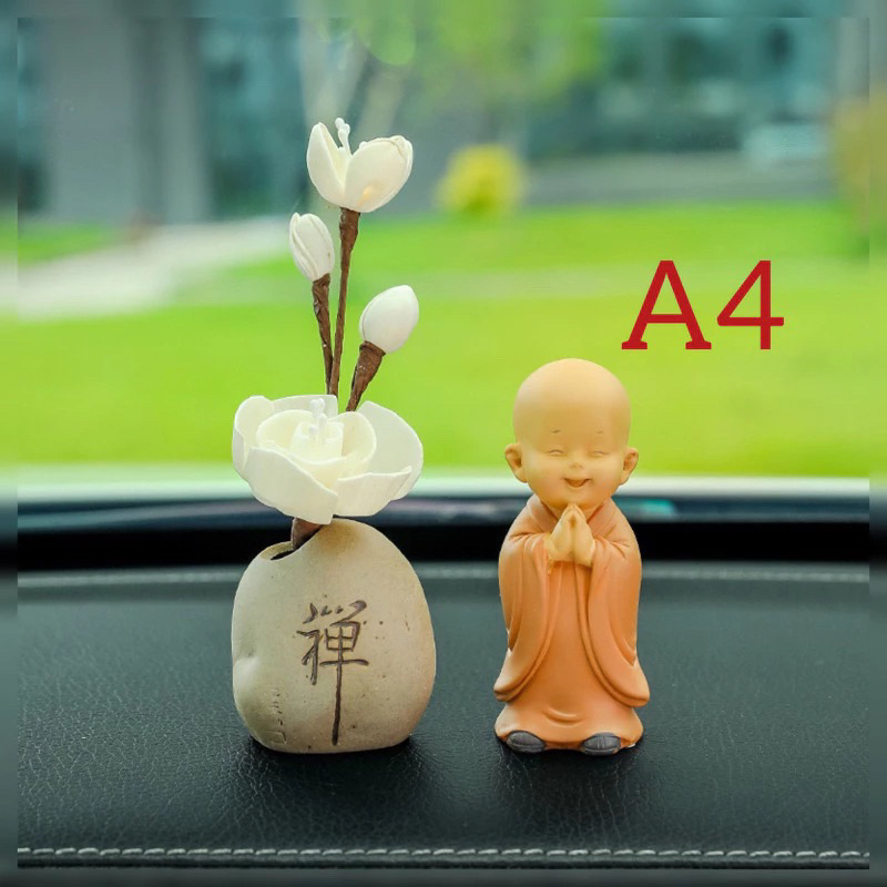 Chú tiểu và bình hoa trang trí decor bàn học , trưng bày bàn làm việc