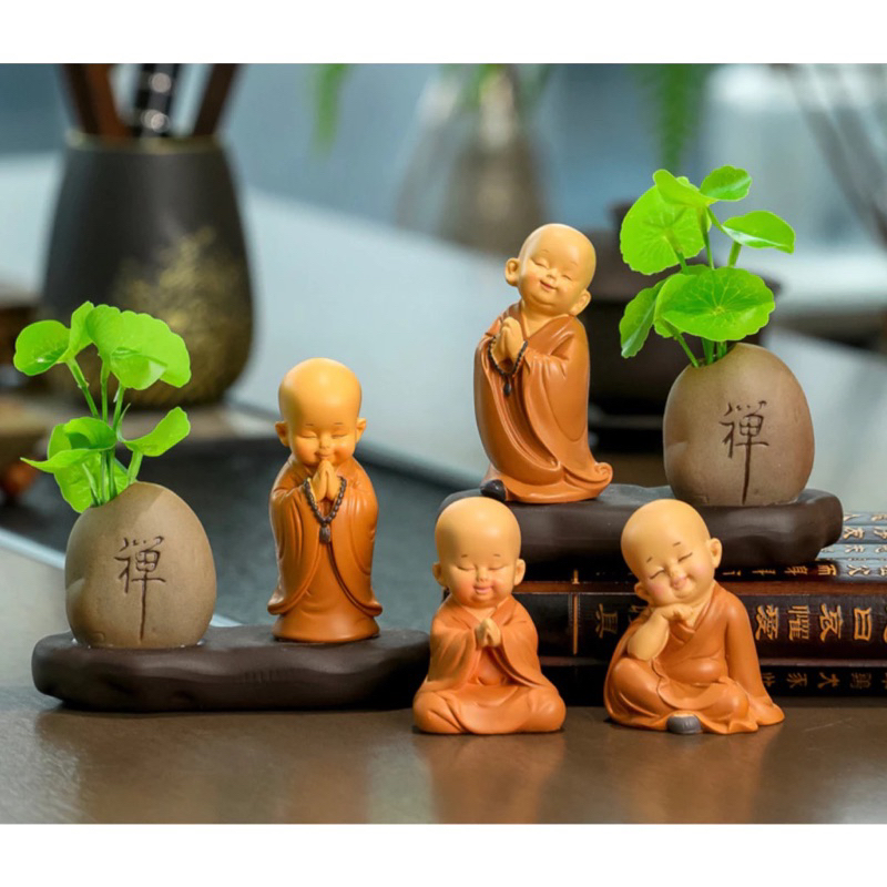 Chú tiểu và bình hoa trang trí decor bàn học , trưng bày bàn làm việc