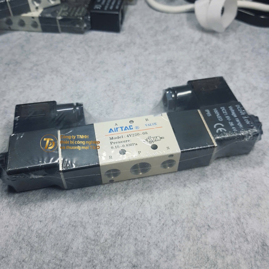 Van điện từ 4V220-08 airtac chính hãng Loại van 5/2 – 2 coil,cổng ren 1/4" (ren 13mm)