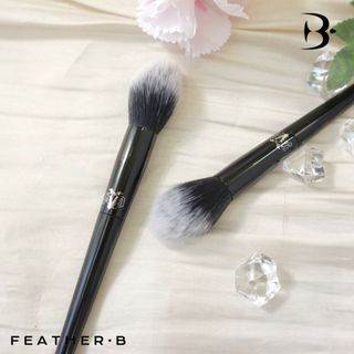 Feather B cọ má hồng dạng phấn KVD4