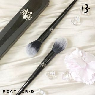 Feather B cọ má hồng dạng phấn KVD4