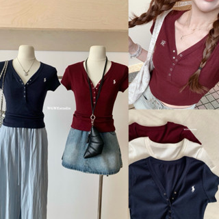 Áo Thun Nữ WGWE Tay Ngắn 9229 – Cúc Bấm Cổ V, Thêu Ngựa, Dáng Ôm Trơn Basic Cao Cấp