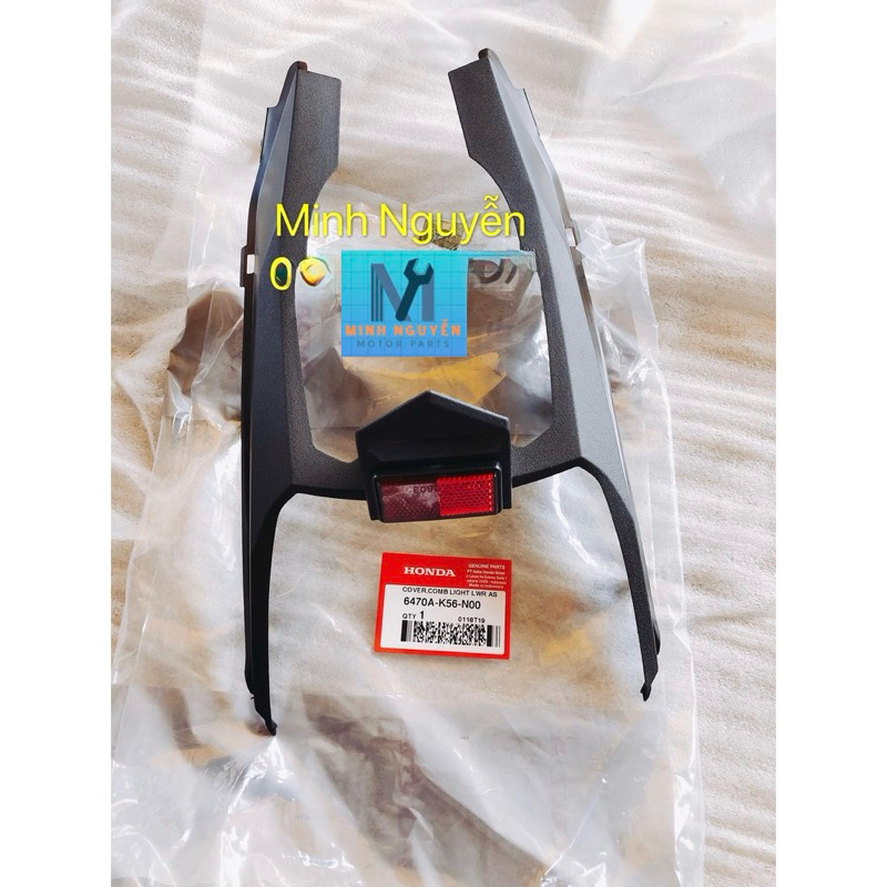 Bợ dưới đèn hậu xe sonic có miếng phản quang