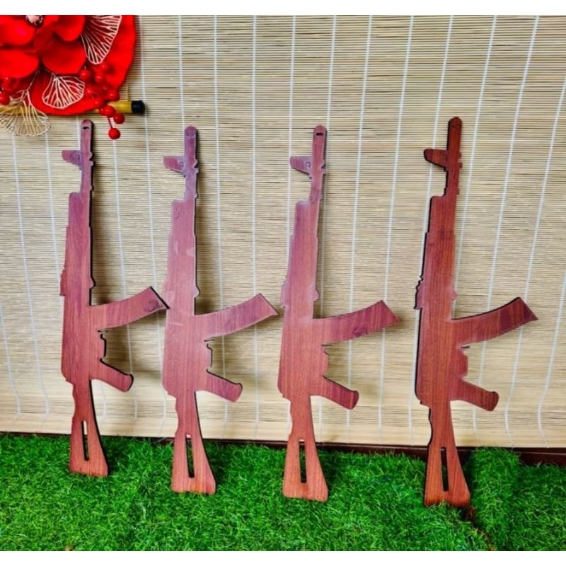 Mô hình súng gỗ làm đạo cụ cho bé trải nghiệm làm chú bộ đội