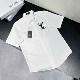 Áo sơ mi trắng nam ngắn tay PB lụa nến trơn thêu logo ngực phối chữ kí viền cổ đơn giản basic