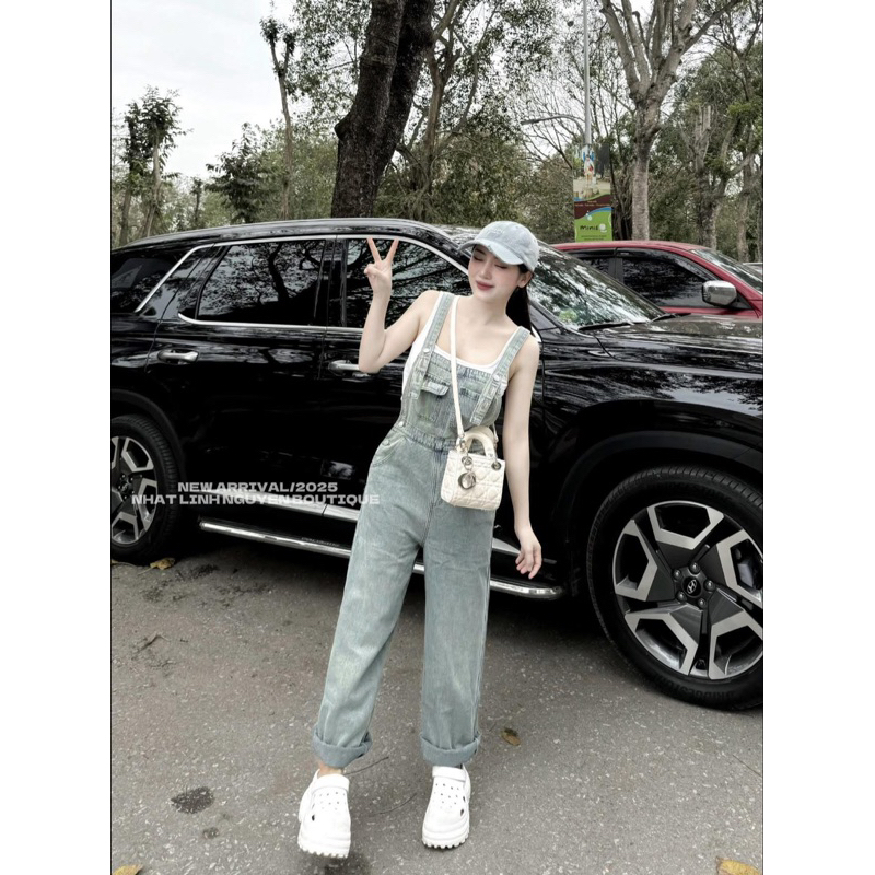 Set yếm jean phối croptop trắng năng động dạo phố - Mina Sterling 🛍️