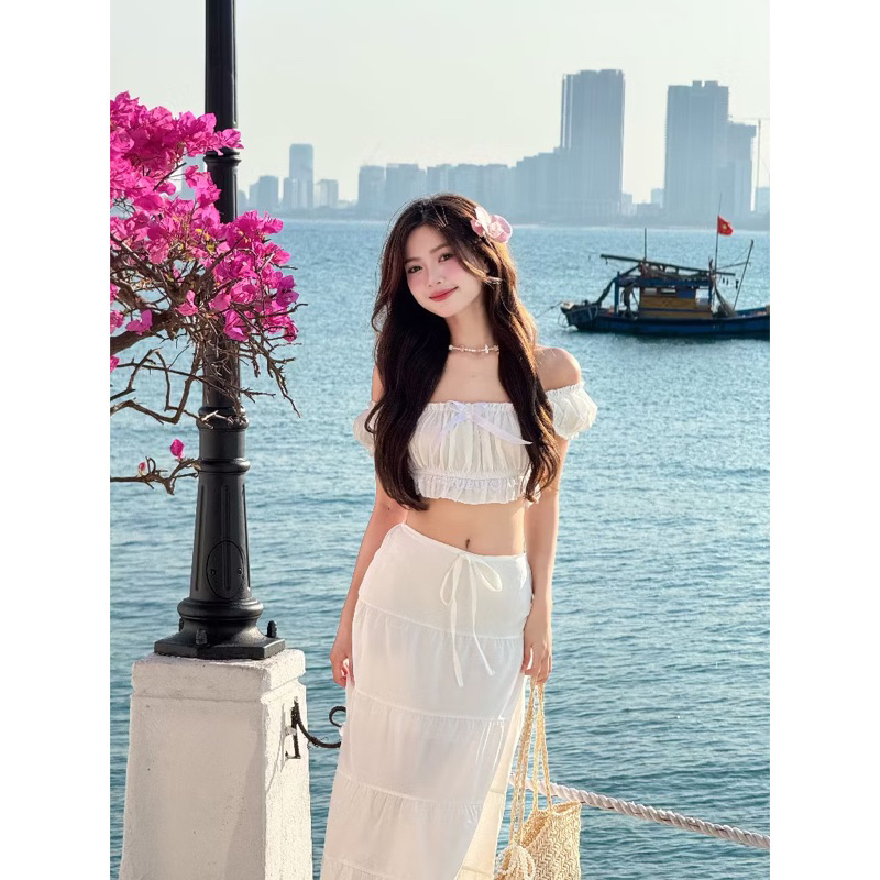 Set váy đi biển,Sét Áo Croptop, Chân váy dài đi biển màu trắng phối ren mix áo đính nơ trễ vai