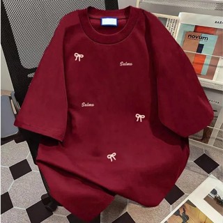 Áo Thun Tay Lỡ Unisex Thêu Nơ Đỏ Đô – Form Rộng Nam Nữ, Cotton Mềm Mịn Thoáng Mát, Thời Trang Năng Động