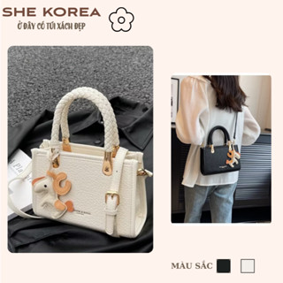 Túi xách cầm tay kèm móc khoá dễ thương, thiết kế nổi bật và trẻ trung SHE KOREA