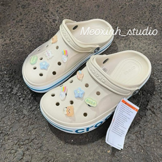 MEOXINHSTUDIO [Ảnh Thật] / Dép Clog Unisex Crocs Bayaband Màu Be Kèm 10 Charm Cute Dễ Thương (Form To Lùi 1 Size)