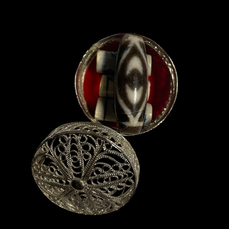 Dzi mắt phượng- phong hoá mạnh có hốc thạch anh (không bao gồm hộp)