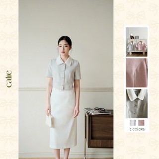 Áo dáng lửng phối cổ đính cúc hoa mới kiểu dáng basic thanh lịch dễ phối đồ thời trang thiết kế nữ Calie AC447