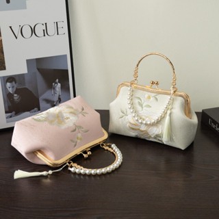 Túi xách thêu hoa đeo cùng áo dài, vải gấm cổ điển sang trọng