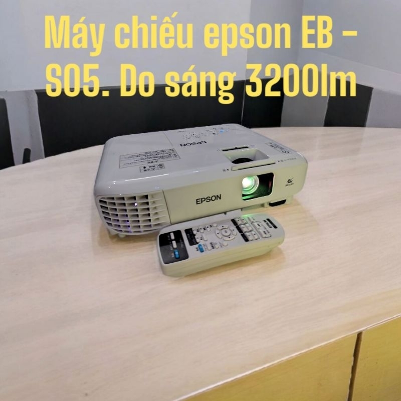 Máy chiếu cũ Epson EB-S05. độ sáng 3000lm.bóng chiếu mới dùng 64h.hinh thức rất đẹp