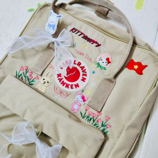 Có Hoả Tốc | Balo Kanken Classic Màu Kem Cho Nữ |Chống Nước |Tặng Nơ| Vừa Laptop 15.6 inch | Thêu Hoạ Tiết