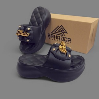  Dép Bánh Mì Nữ SAHADOR Quai Ngang Nơ Đính Chữ Vàng – Dép Đế Dày Êm Chân Thời Trang Sang Chảnh D7774 
