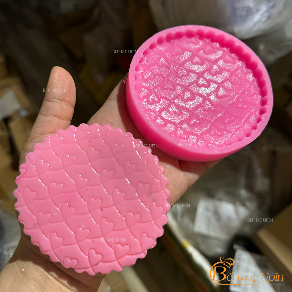 Khuôn silicon nền tròn họa tiết tim 9cm khuôn cạn nhấn đậu socola