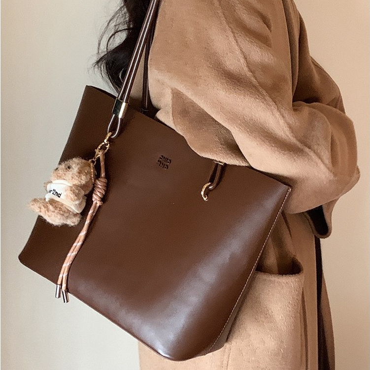 Túi tote Chio cỡ lớn size 40 chất da sang chảnh đựng được nhiều đồ kèm charm cực xinh xắn hottrend đi học đi làm