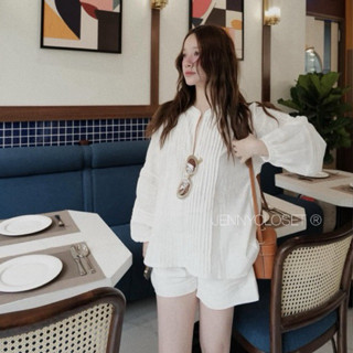 JENNYCLOSET ®”Sali Set”• Áo sơ mi cổ V phối viền dập ly dài tay + Quần short cạp chun -màu trắng trẻ trung,chất liệu thô