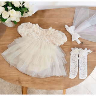 Bodysuit Công Chúa Set 3 Món, Body Màu Kem 4 Tầng Bồng Bềnh Chất Lưới Hoa Phối Turban Voan Và Tất Ren Cho Bé 3-11kg