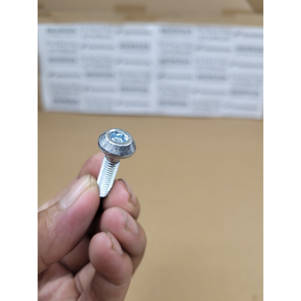 Ốc gắn dè trước Winner