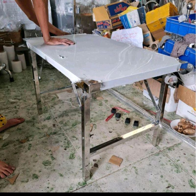 Bàn inox kích thước 50cm x 80cm , 50cm x 90cm và 50cm x 100cm , cao 50cm và 75cm , chân xếp lại gọn 