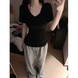 Áo thun tay ngắn cổ chữ V màu đen, dáng ôm, thoáng khí và đa năng, thích hợp mặc hàng ngày