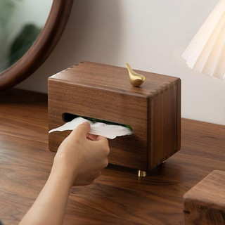 Hộp khăn giấy gỗ kèm hoạ tiết phủ vàng tạo cảm giác cổ kính sang trọng