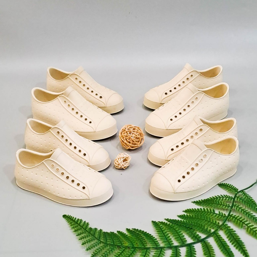 Giày native trẻ em màu trắng kem chính hãng, giày nhựa cho bé gái bé trai siêu nhẹ giá rẻ -Nhà Sấu