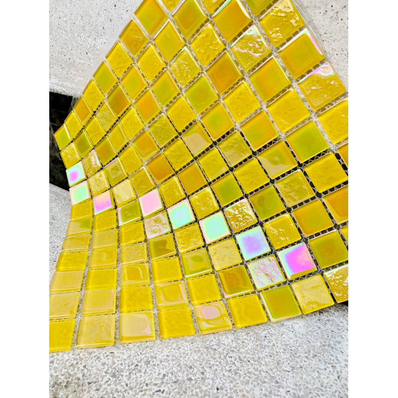 Miếng dán mosaic óng ánh phản chiếu màu. Gạch mosaic thủy tinh vàng ánh kim