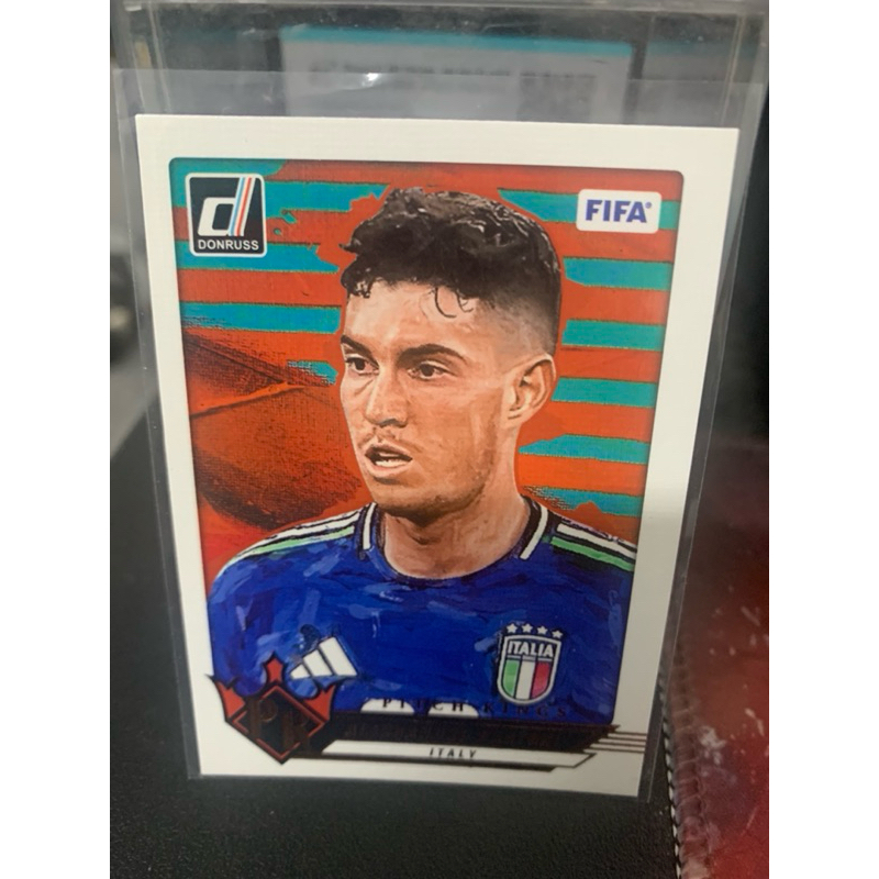 Thẻ bóng đá #H740 Alessandro Bastoni Italy Pitch Kings Panini Donruss 2024/25