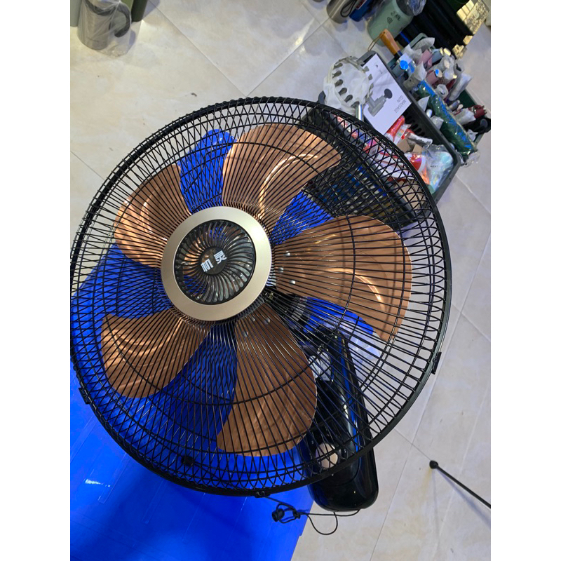 Quạt điện treo tường hãng Jiling có điều khiển và ko điều khiển