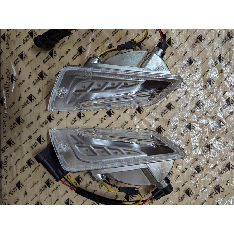 Cặp xi nhan trước LED Vespa GTS - Vespa Amateur Sai Gon