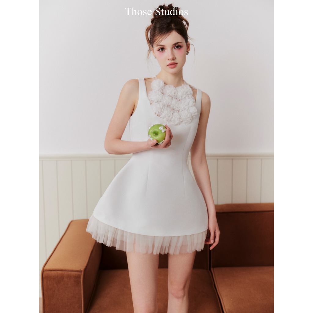 THOSE STUDIOS Đầm trắng cộc tay đính hoa ở ngực sang trọng yêu kiều Olivia Dress