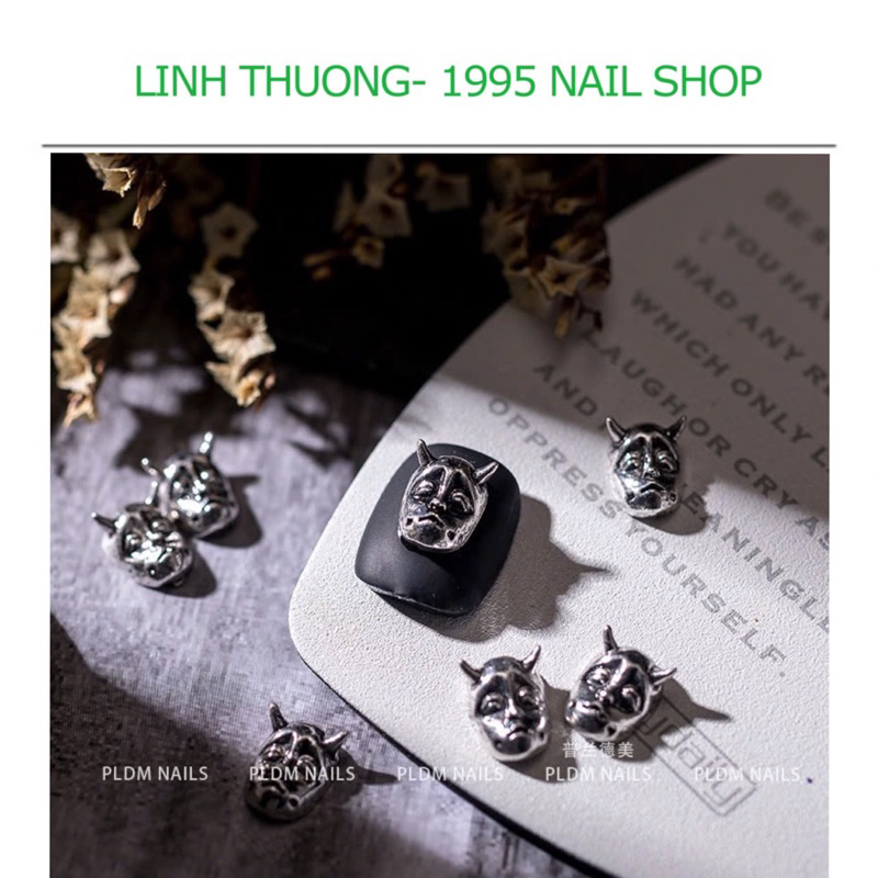 Charm đính móng hình mặt nạ cá tính