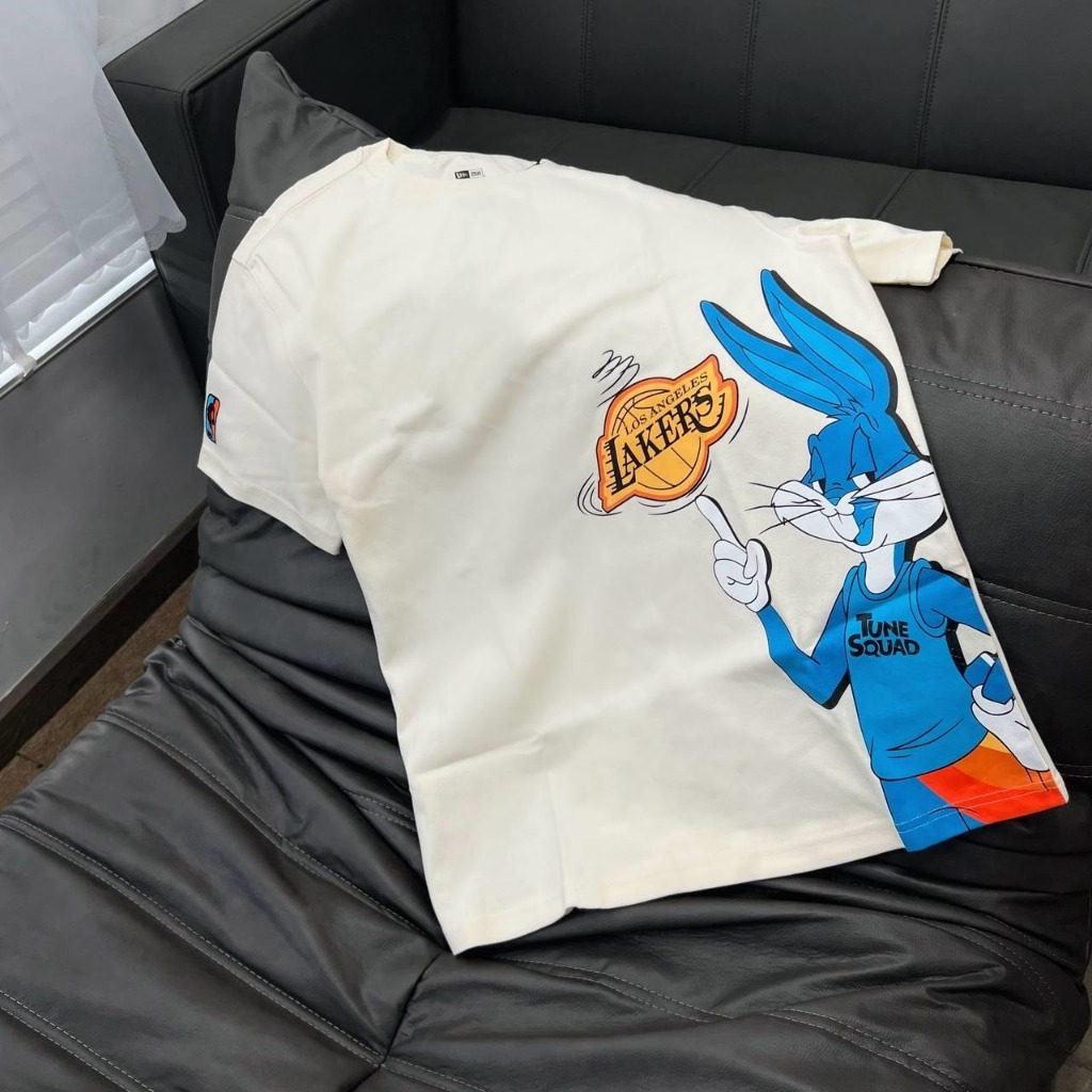 [CHÍNH HÃNG] Áo thun New Era Los Angeles Lakers in hình Thỏ Tune Squad màu Kem