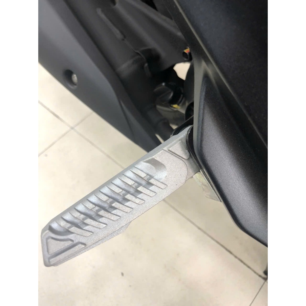 Để chân sau ( phải) Kymco Hemosa Candy 50cc, Gác chân sau xe Kymco Hemosa Candy 50cc.( Bên phải)